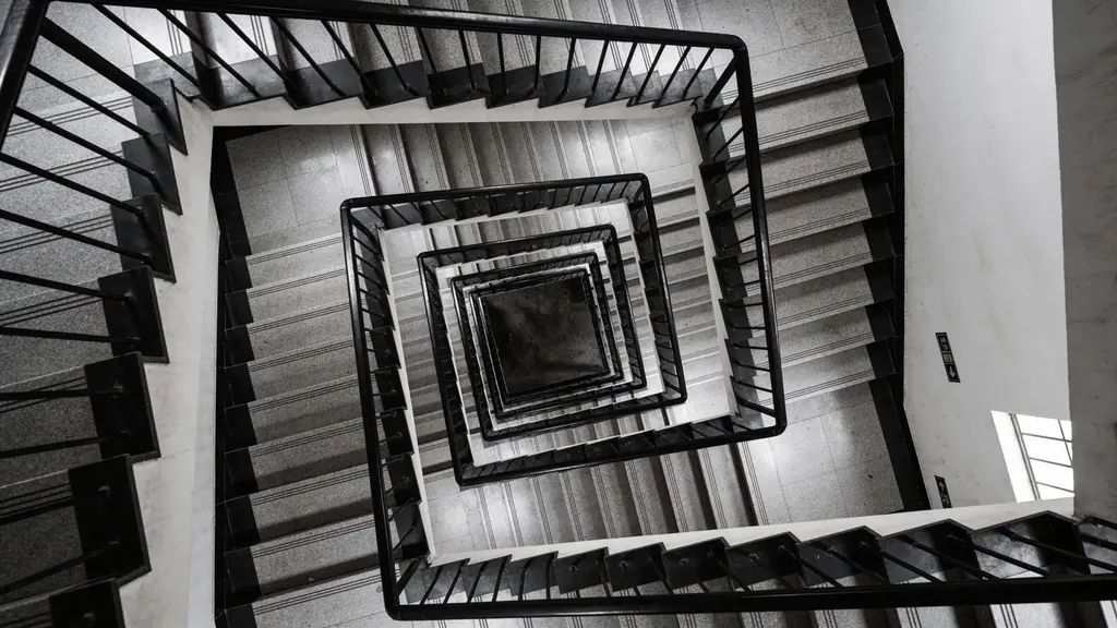 Staircase maze with compressed corridors