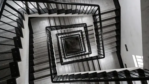 Staircase maze with compressed corridors